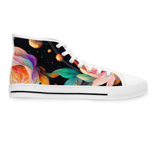 Sepatu sneakers dengan desain bermotif bunga-bunga yang romantis